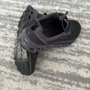 Men’s gently used size 9 cloud way ultra gym shoes.